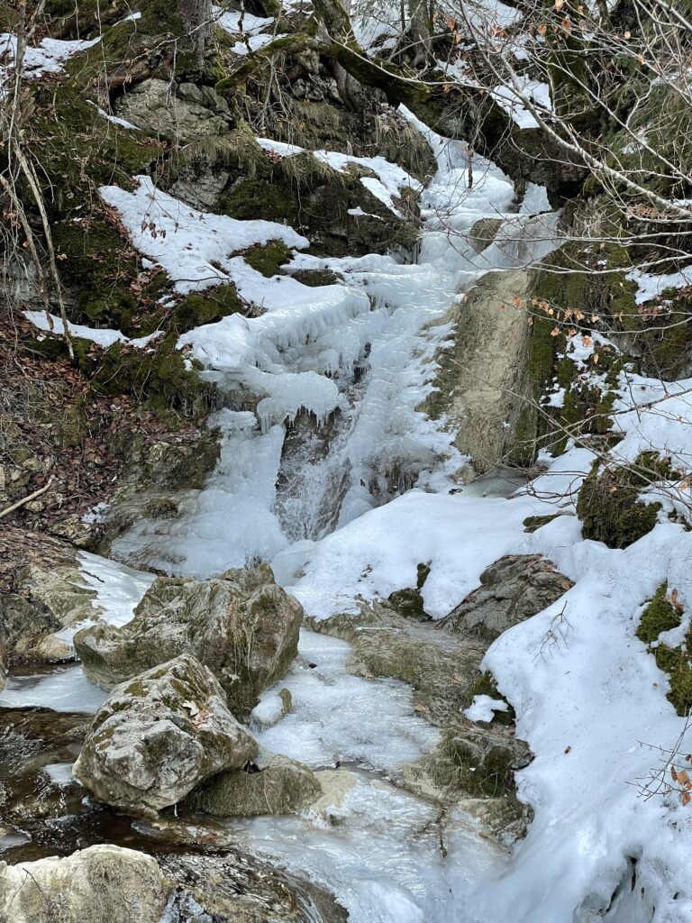 Gefrorener Wasserfall am Anfang der Schneeschuhtour