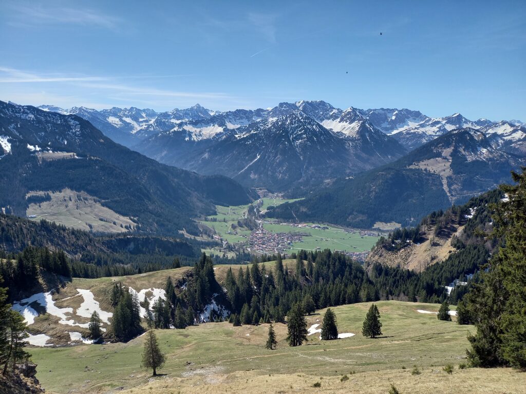 Unter uns Hindelang, Bad Oberdorf und das Hintersteiner Tal sowie die umliegenden Gipfel