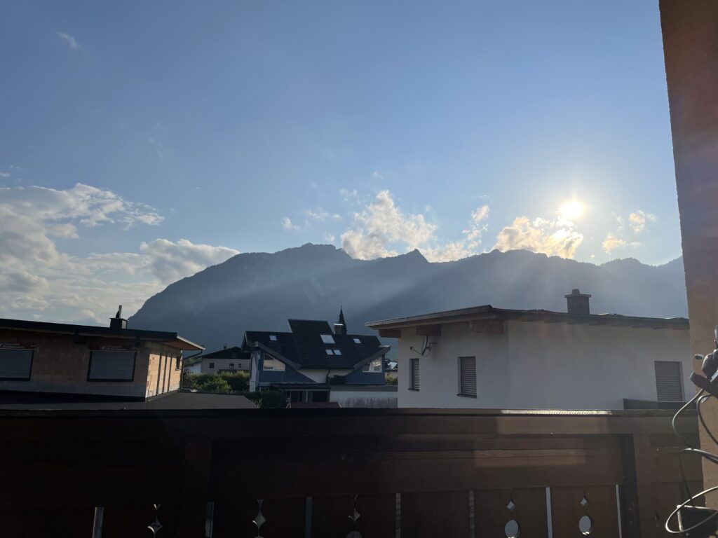 Alpenüberquerung erster Abend im WeiWei Hostel, die Sonne lässt sich auch wieder blicken