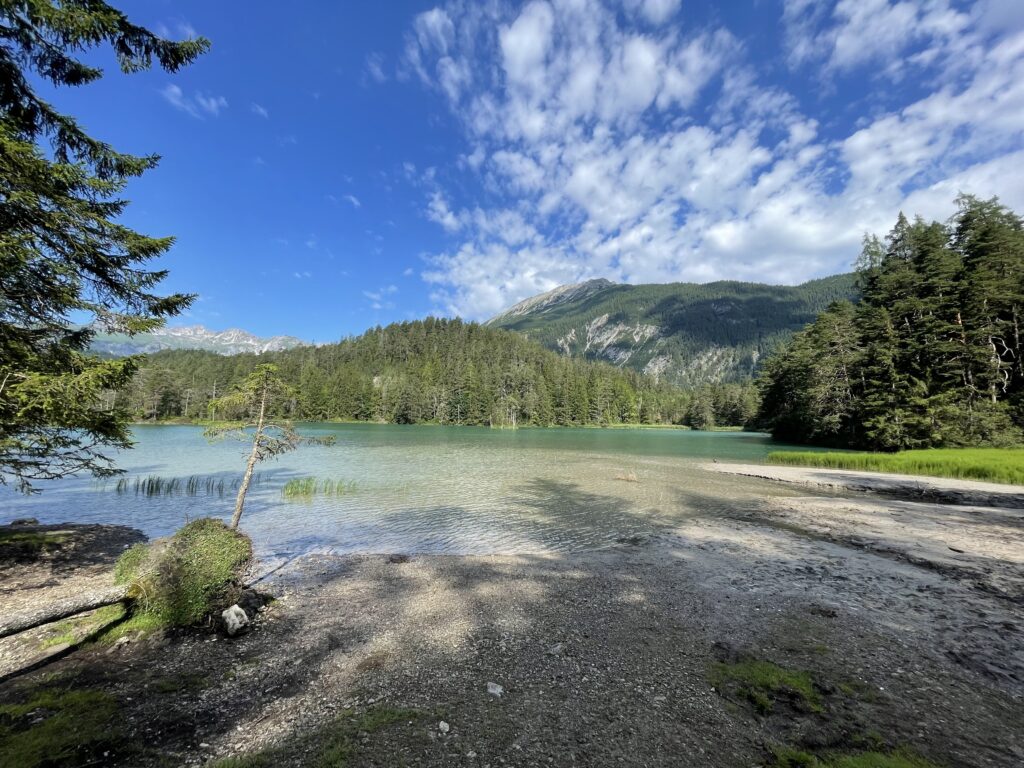 Auffahrt auf Via Claudia d'Agosto mit einem schönen See im Hintergrund