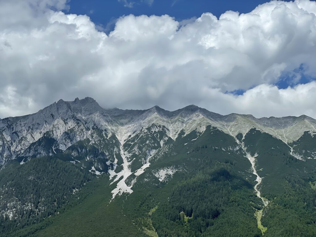 Mächtige Bergkulisse