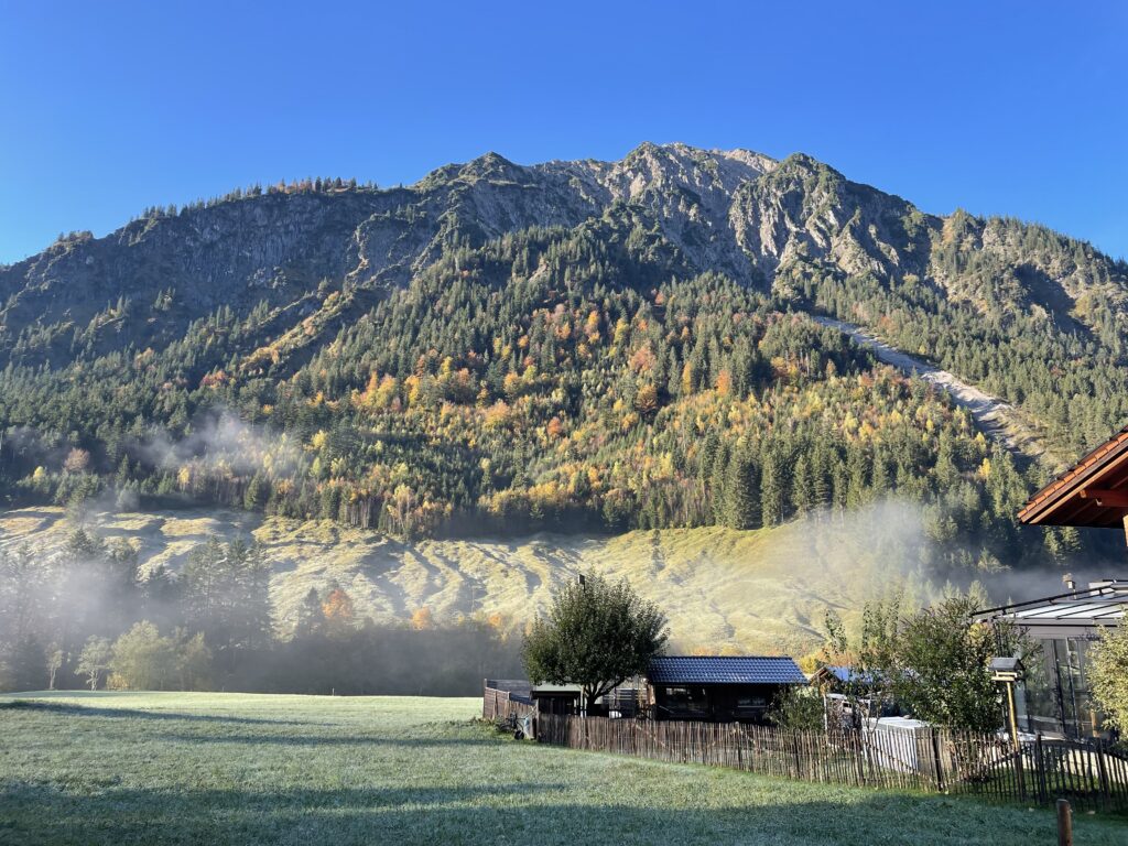 Leichter Nebel vor dem Bergpanorama in Hinterstein